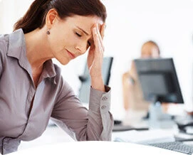 Persona sintiéndose aislada por problemas de salud.